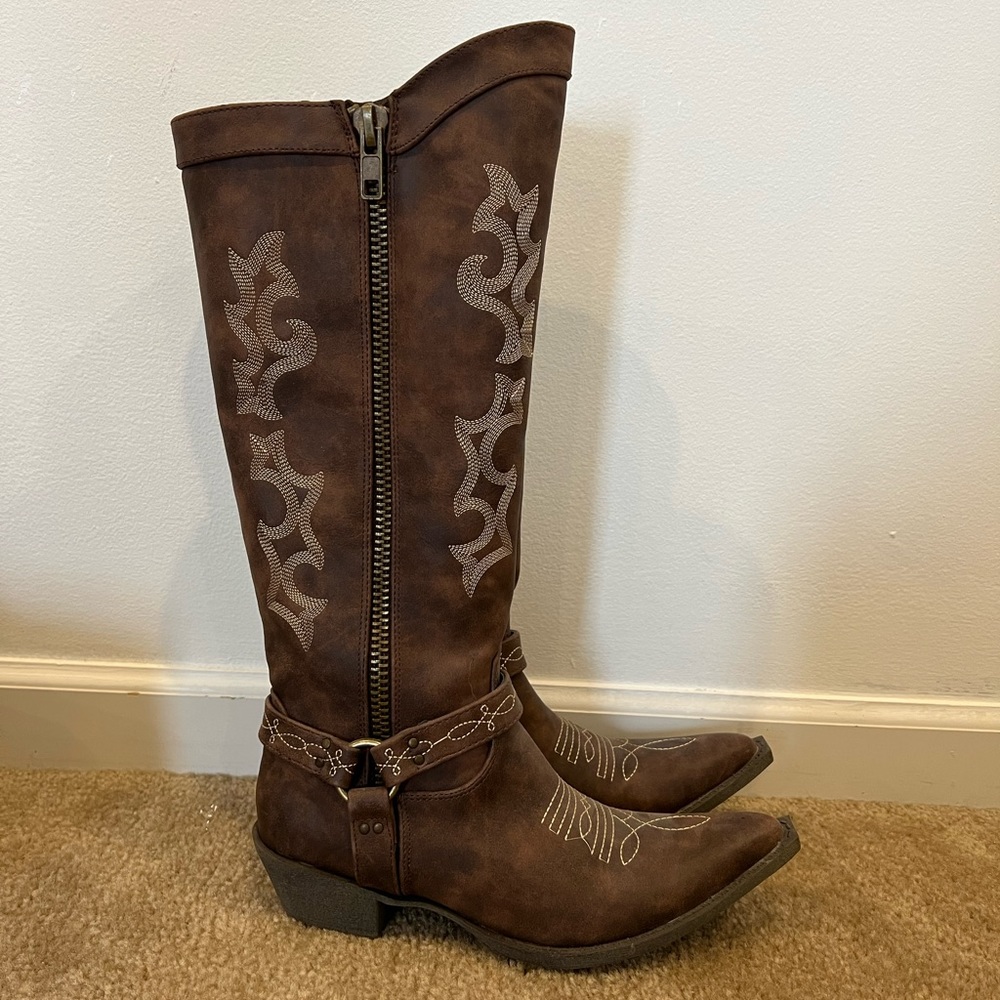 Brown cowgirl boots size 7.5